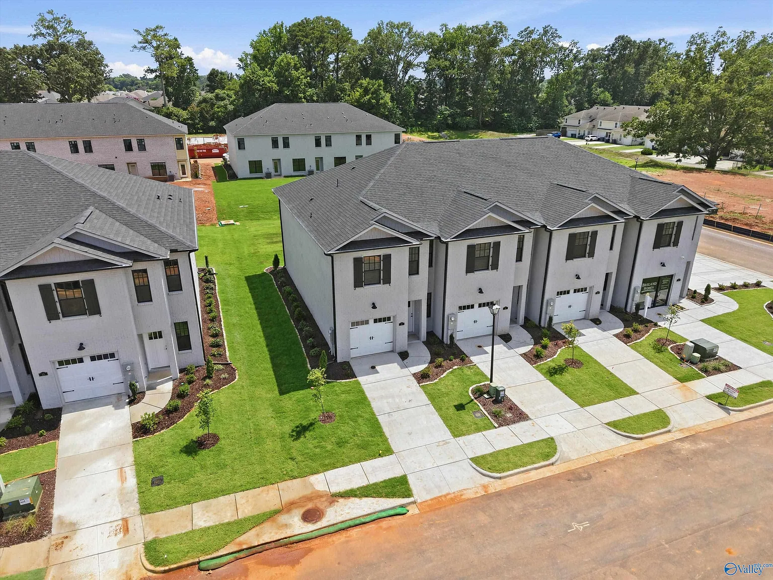 3 bed, 2.5 bath, 1629 sqft, $2,100 — Photo 3