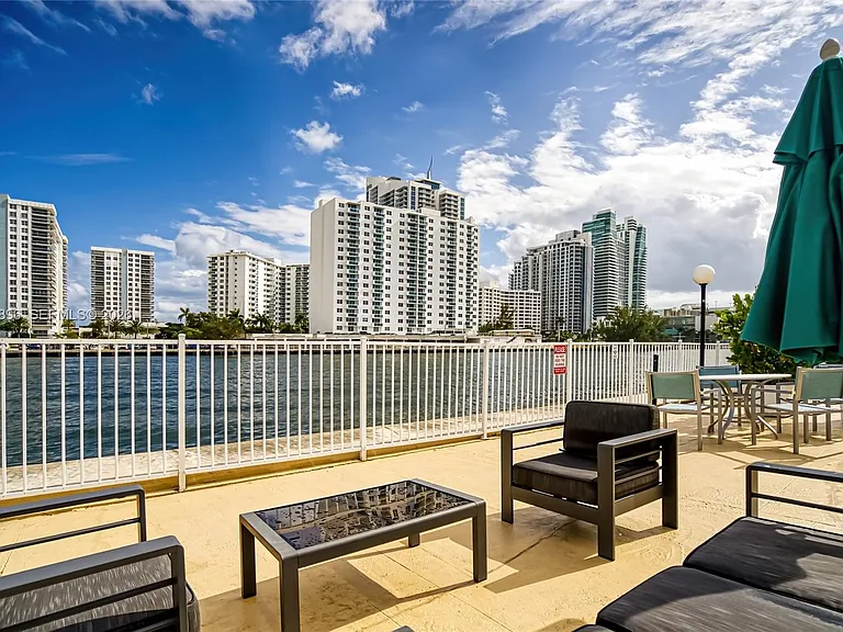 800 Parkview Dr #901 — Photo 48