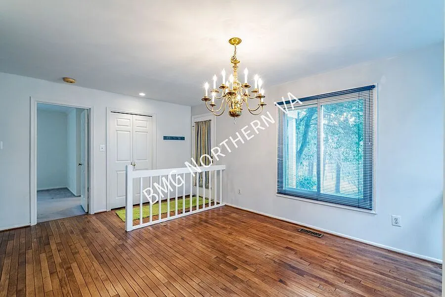 Beautiful 3 Bedroom 3 Bathroom End Unit Townhome In Serene Fair Woods — Photo 3