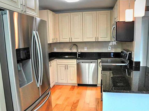 4th image of 372 Brittany Ave #H