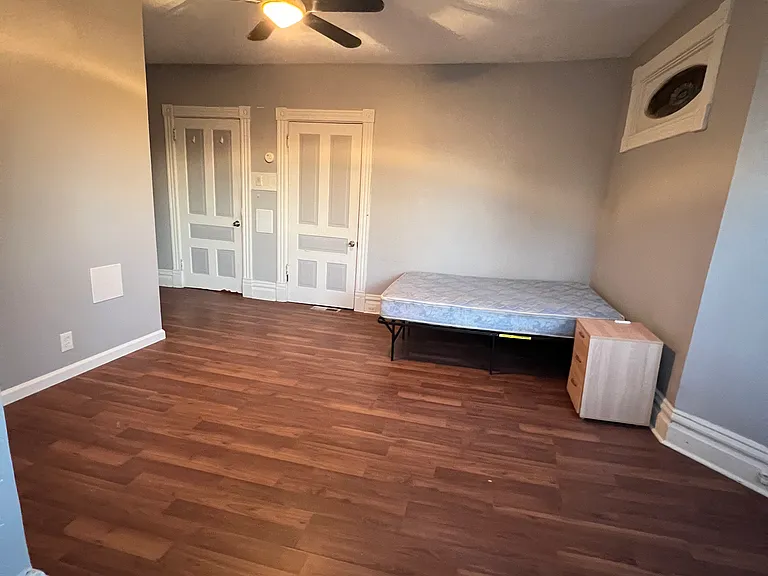 627 College St — Photo 3