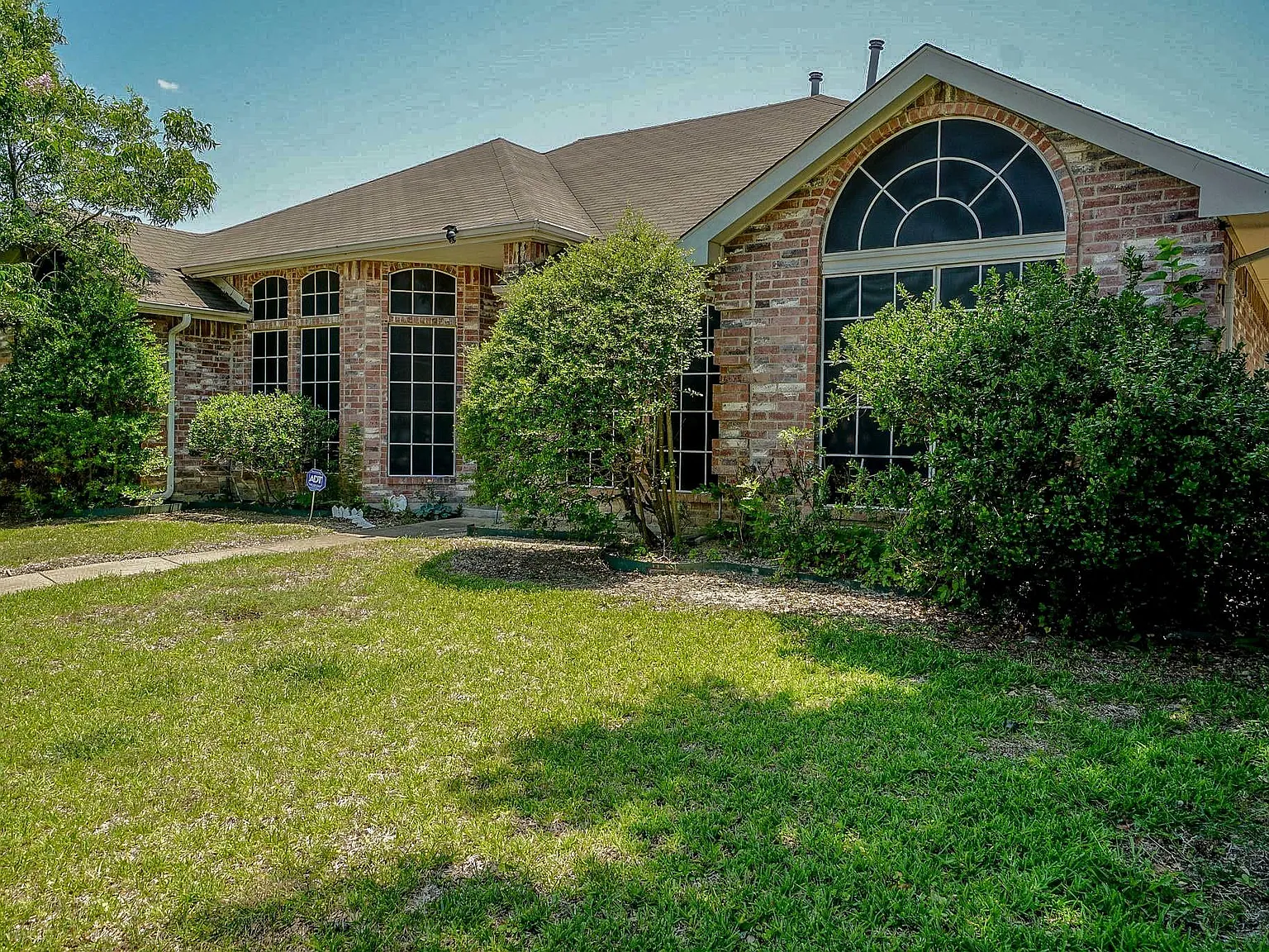 4 bed, 2444 sqft, $2,600 — Photo 2