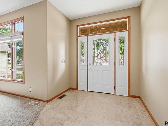 4th image of 117 W Doral Ct