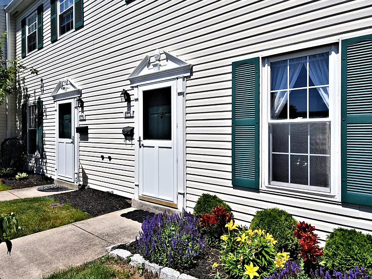 615 Piedmont Ct — Photo 2