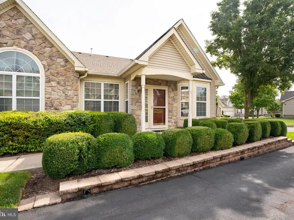 126 Fairway Dr #141, Warminster, PA 18974