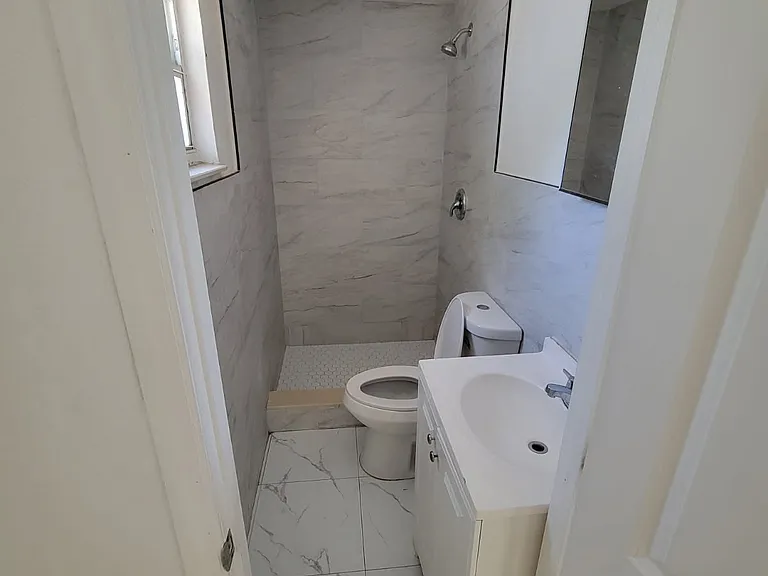 713 17th St W #7A — Photo 3