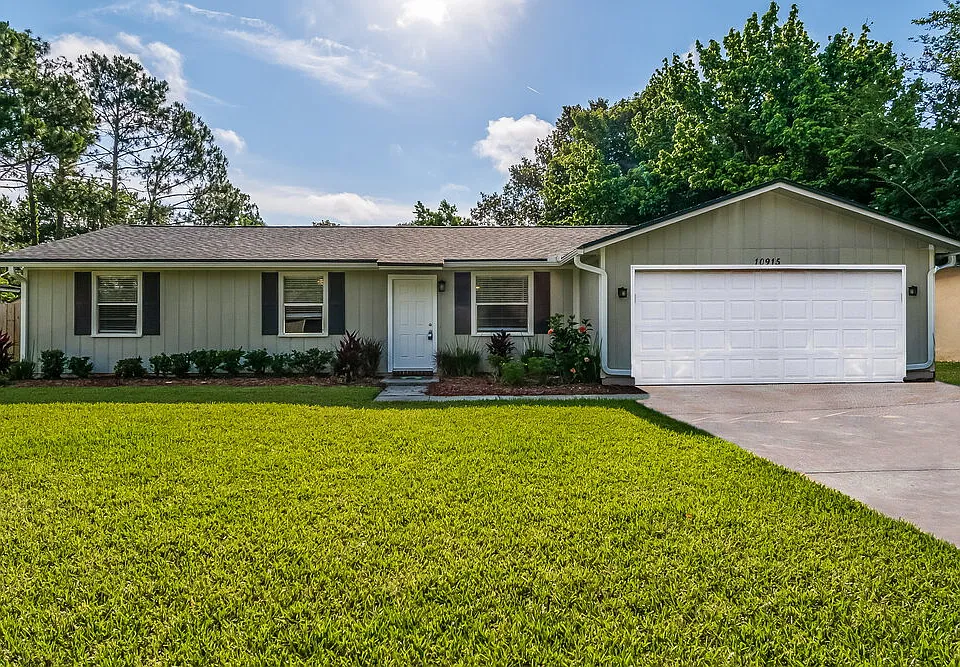 10915 Horse Track Dr E