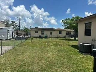 Coral Bay Manor — Photo 2