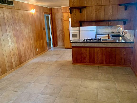 3rd image of 3444 Royal Dr