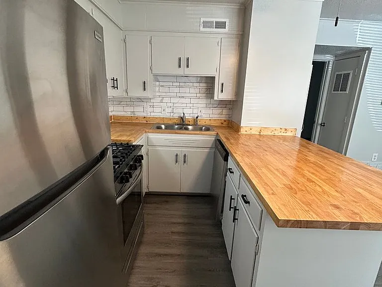 969 W Holly St — Photo 14