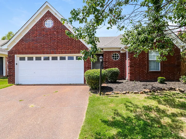 1123 Dove Hollow Cir W — Photo 1
