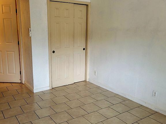 3rd image of 2209 E Acacia St