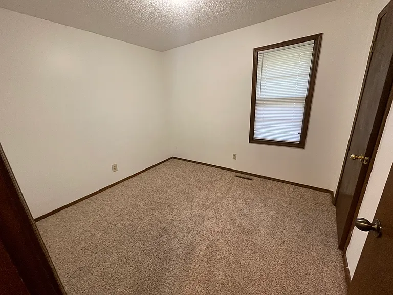 2901 W Walnut St — Photo 14