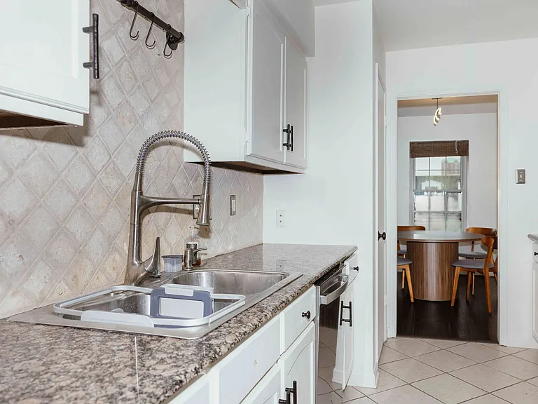 353 N Post Oak Ln #823 — Photo 15