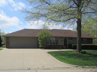 901 Brentwood Dr, Pella, IA 50219
