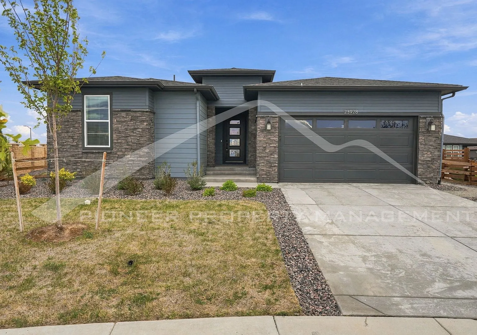 Spacious Home with Washer/Dryer and 3 Car Garage — Photo 1