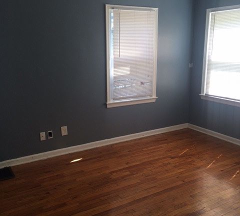 3rd image of 5617 S Benton Ave