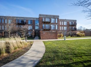 351 Kelburn Rd APT 111, Deerfield, IL 60015