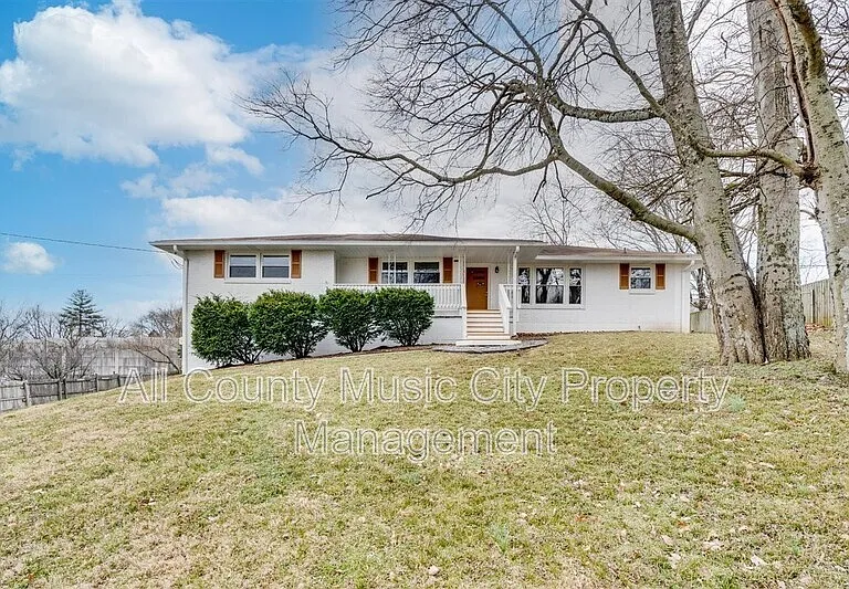 209 Rhine Dr — Photo 1