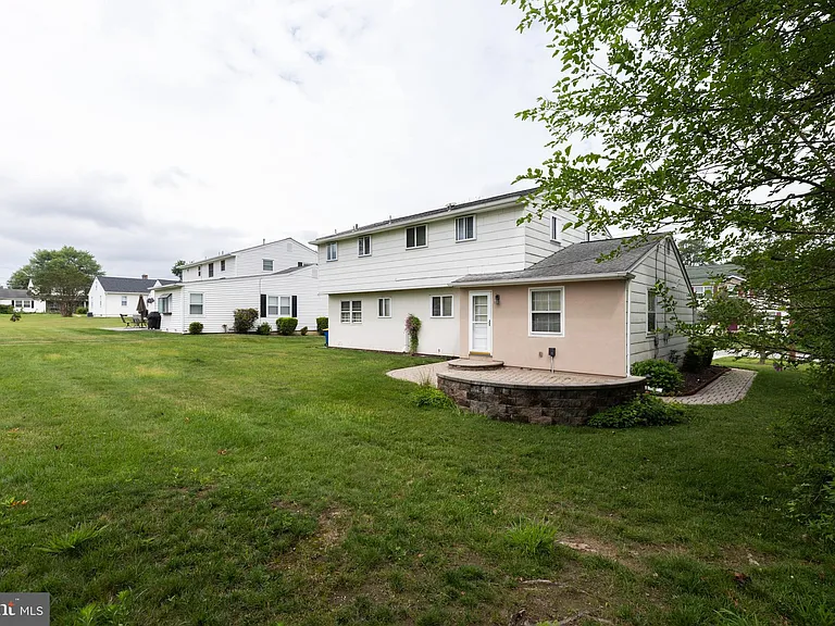 410 Woodlawn Ave — Photo 40