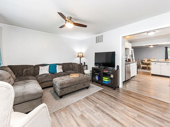 3rd image of 316 Oakwood Dr