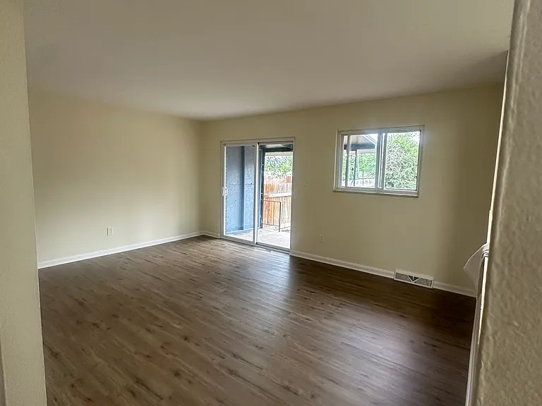 541 S Eaton St — Photo 7