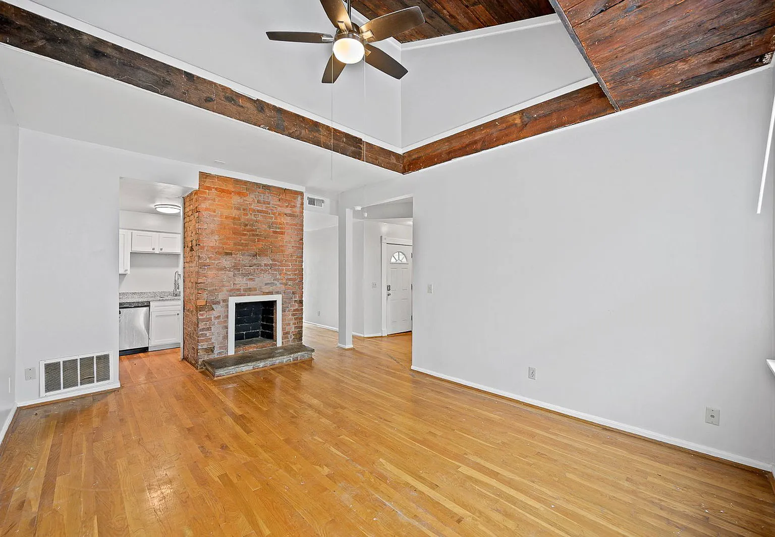 3 bed, 1.0 bath, 1058 sqft, $2,500 — Photo 1