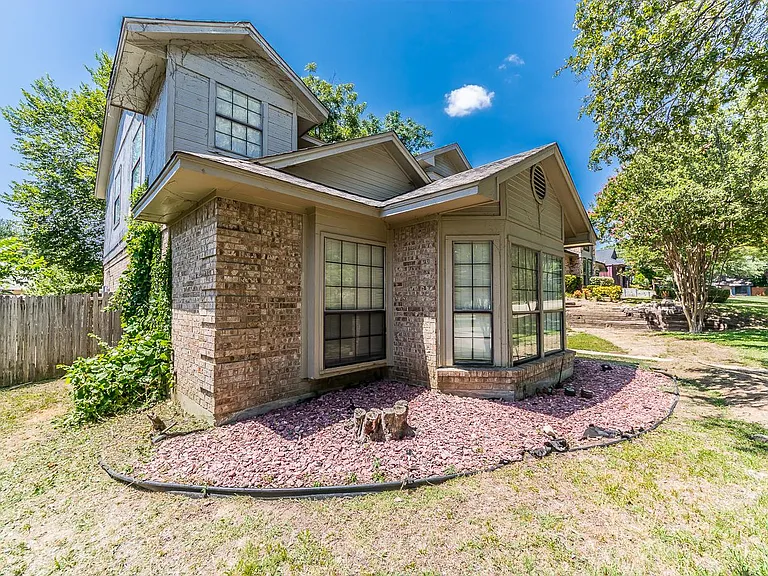 2710 Francisco Dr — Photo 3