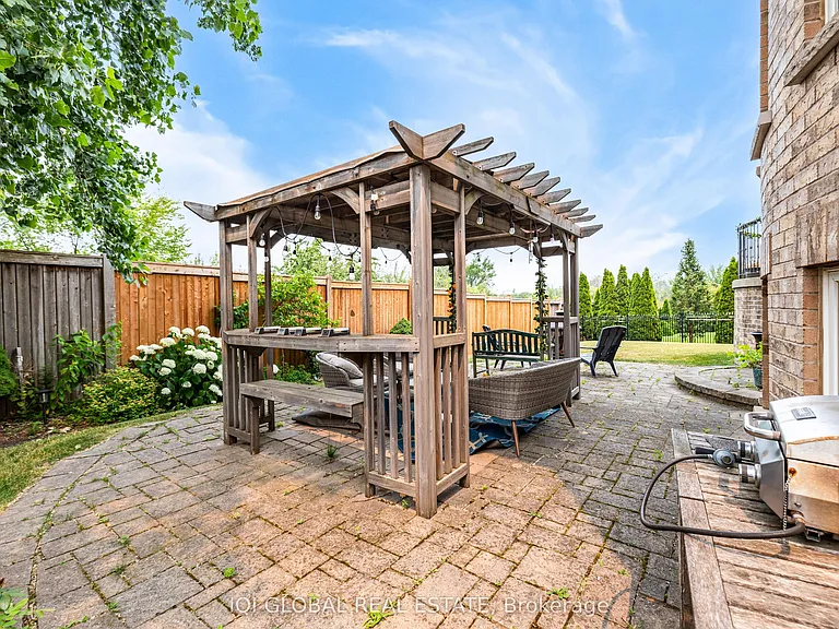 2395 Lyndhurst Dr — Photo 43