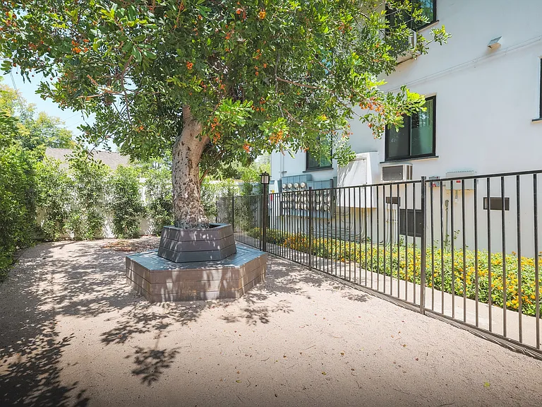 Yosemite Garden Apartments — Photo 12