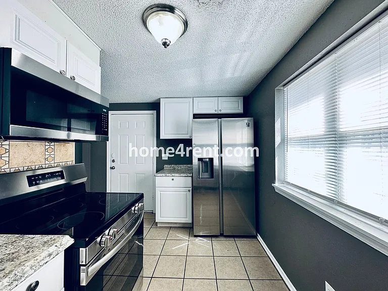 220 N Walnut St — Photo 26