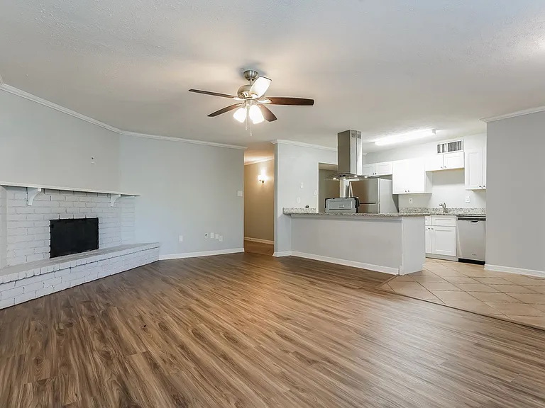 918 Clark Trl — Photo 5