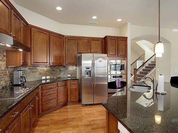 4th image of 352 Yosemite Way