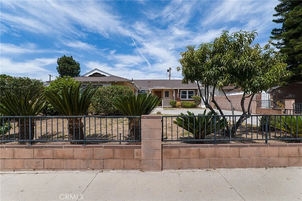 3 bed, 1383 sqft, $3,800 — Photo 1