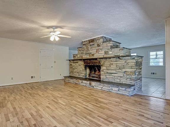 4th image of 418 Carl St