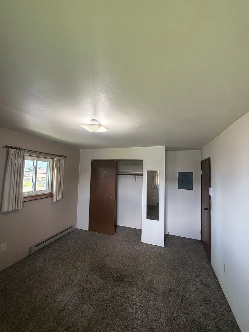 Elm Street Apartments - 944 — Photo 3