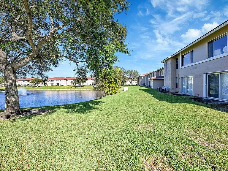 906 Twin Lakes Dr #8-J — Photo 17