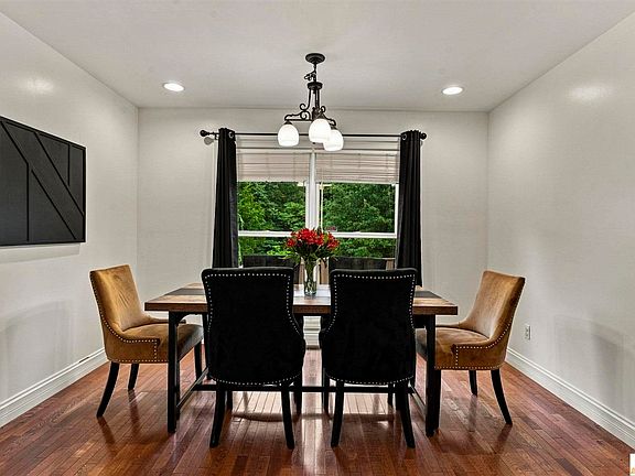 5th image of 104 Carriage Ln