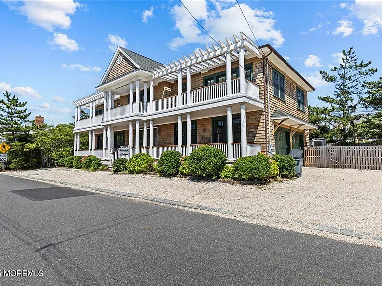1043 Barnegat Ln — Photo 3