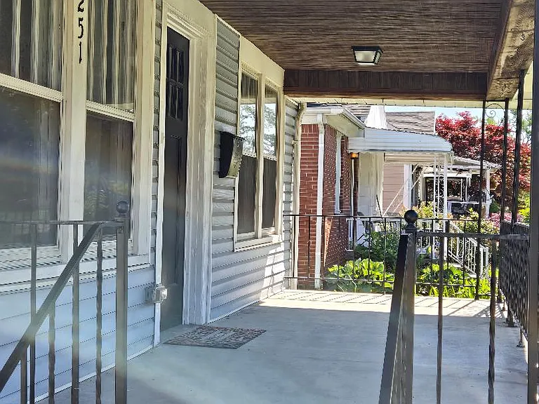 251 Spencer St — Photo 2