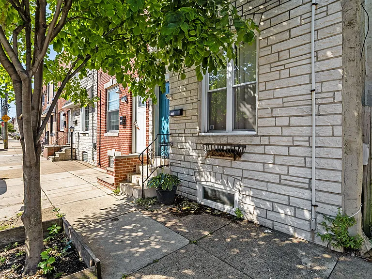 2426 E Indiana Ave — Photo 28