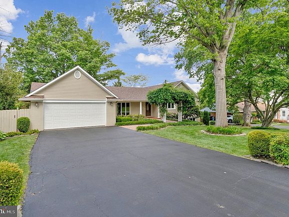 4th image of 1102 Clover Dr