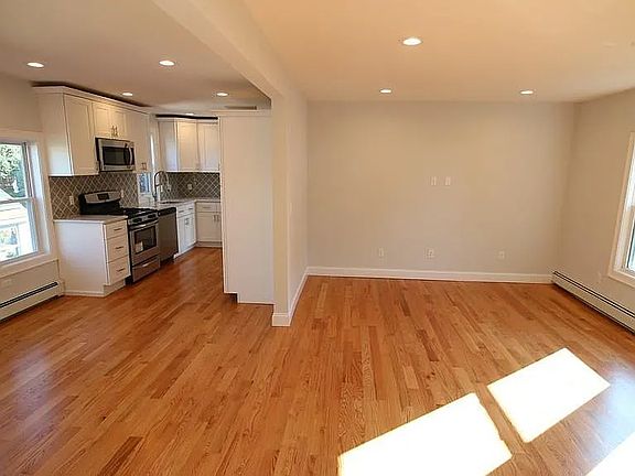 4th image of 147 Springvale Ave #2