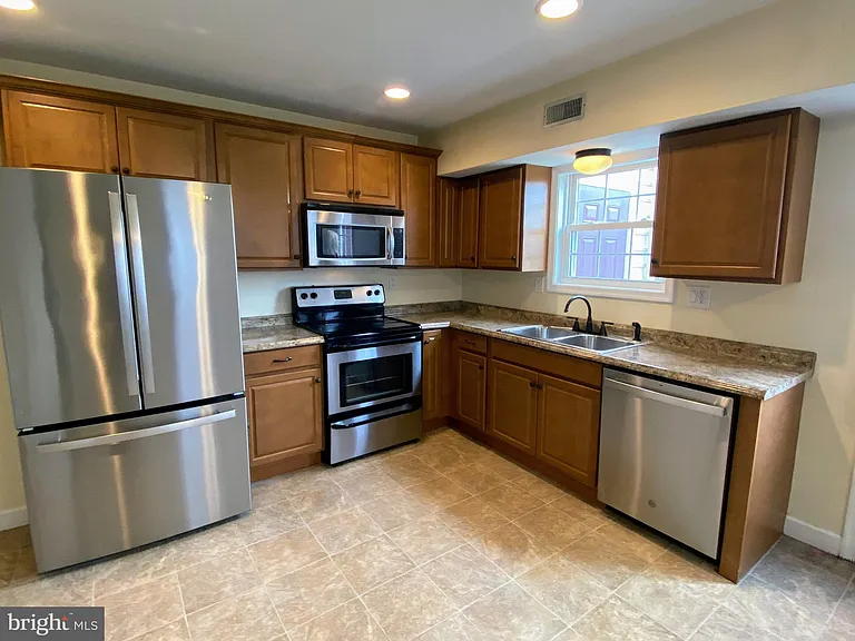 204 Brecknock Ter — Photo 4