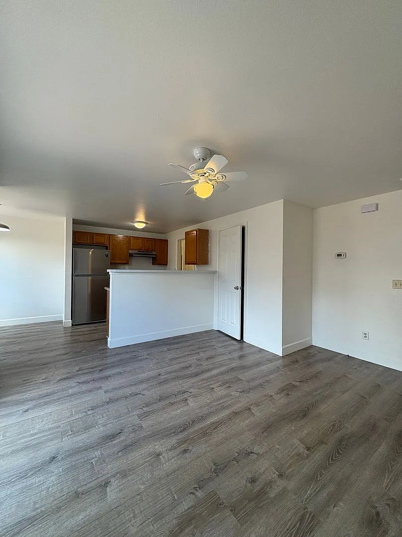 Building Photo - 3916 Village Dr