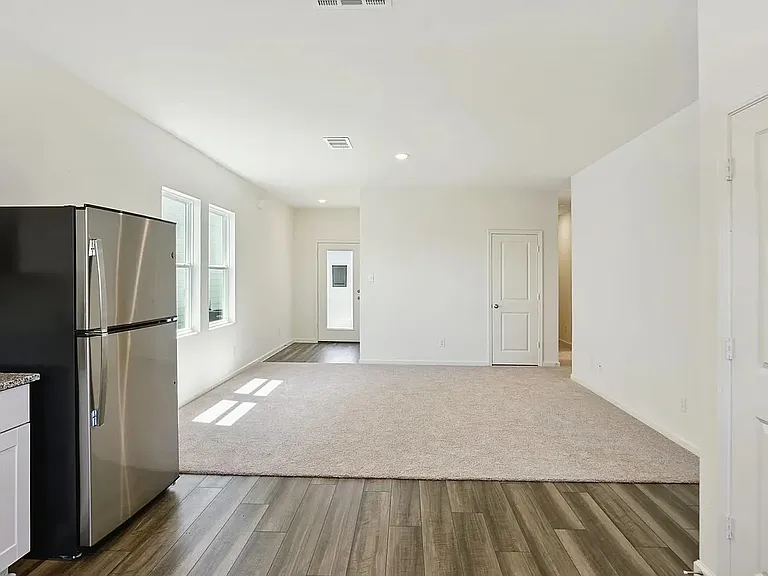 297 Thistle Ln — Photo 3