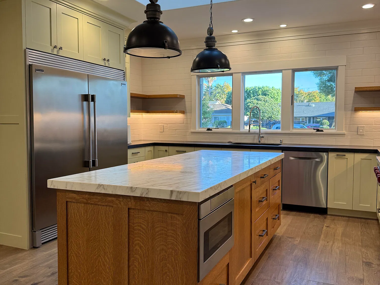 4 bed, 2.5 bath, 2500 sqft, $8,800 — Photo 4