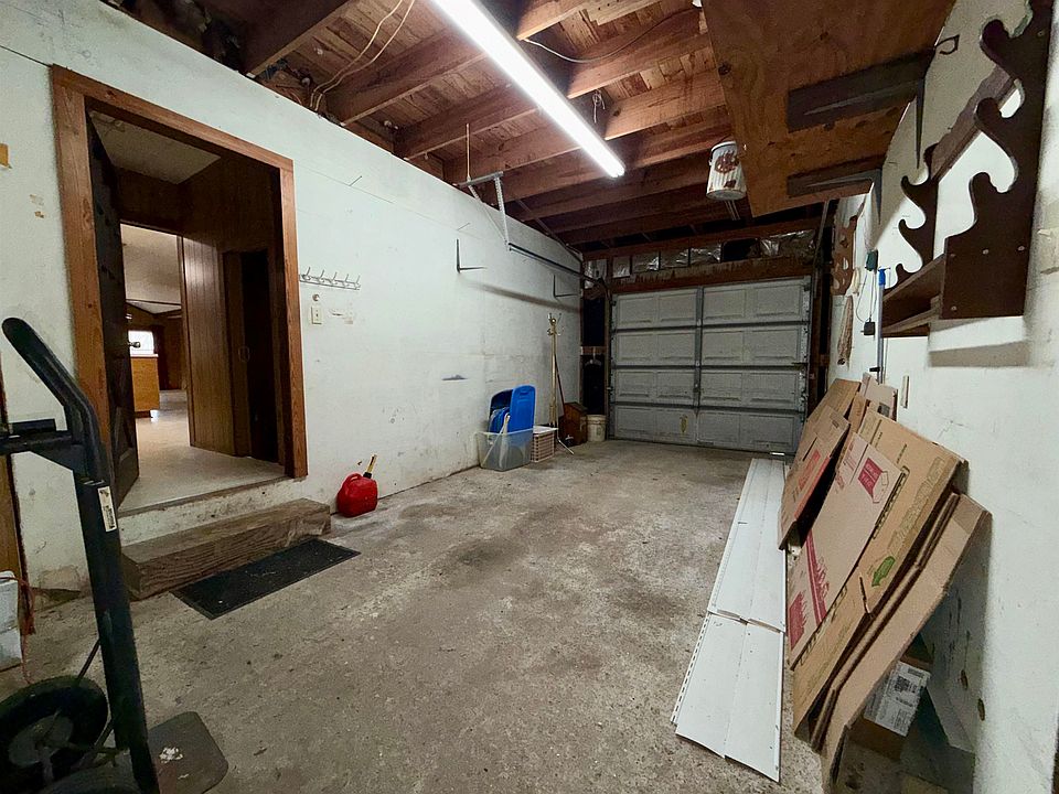 10th image of 200 Plum St
