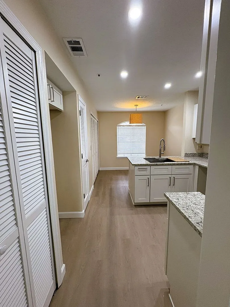 Totally Renovated 2/2 in Oakland Village — Photo 4
