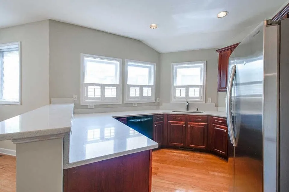 3 bed, 3.5 bath, 2325 sqft, $1,095 — Photo 4
